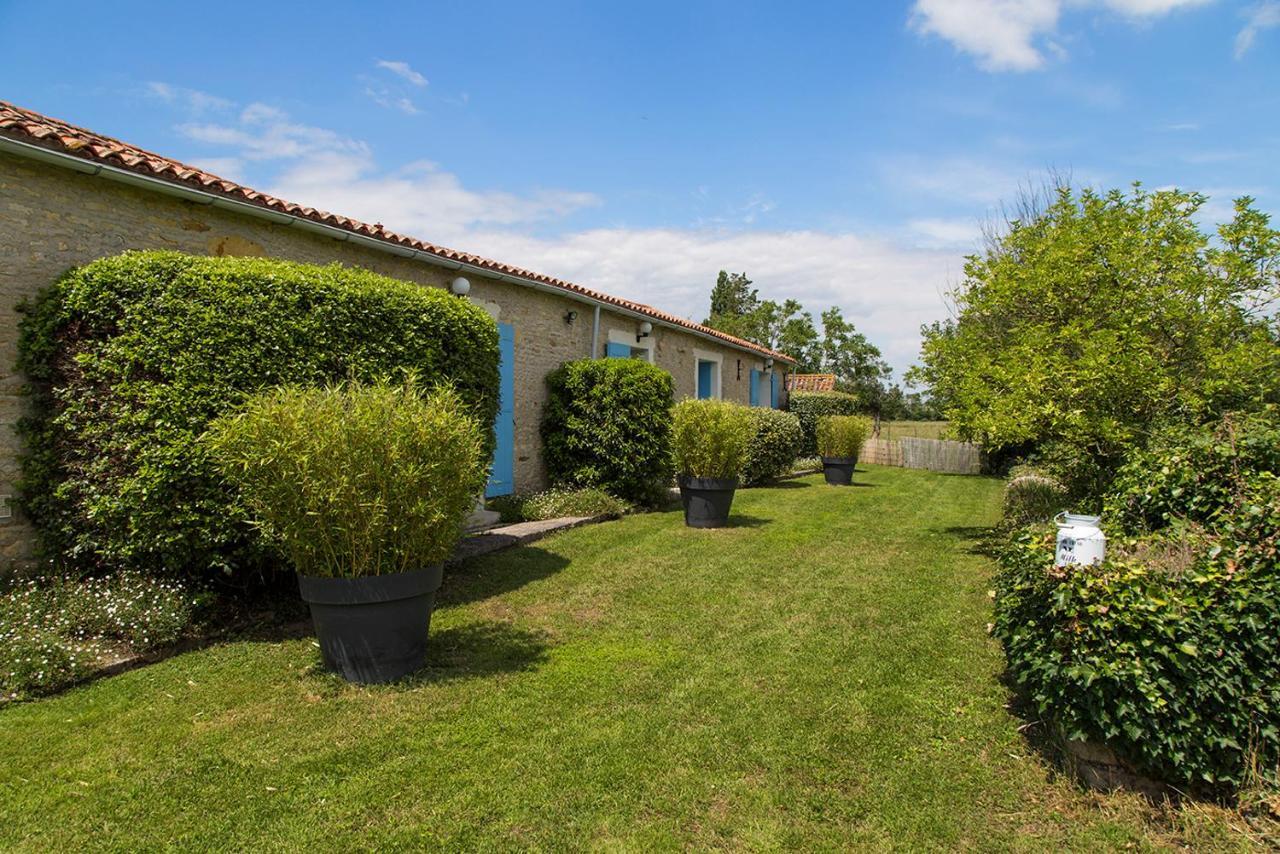 L'Enclos Bleu, Gite - Marais Poitevin Avec Piscine Chauffee Chaille-Les-Marais Экстерьер фото