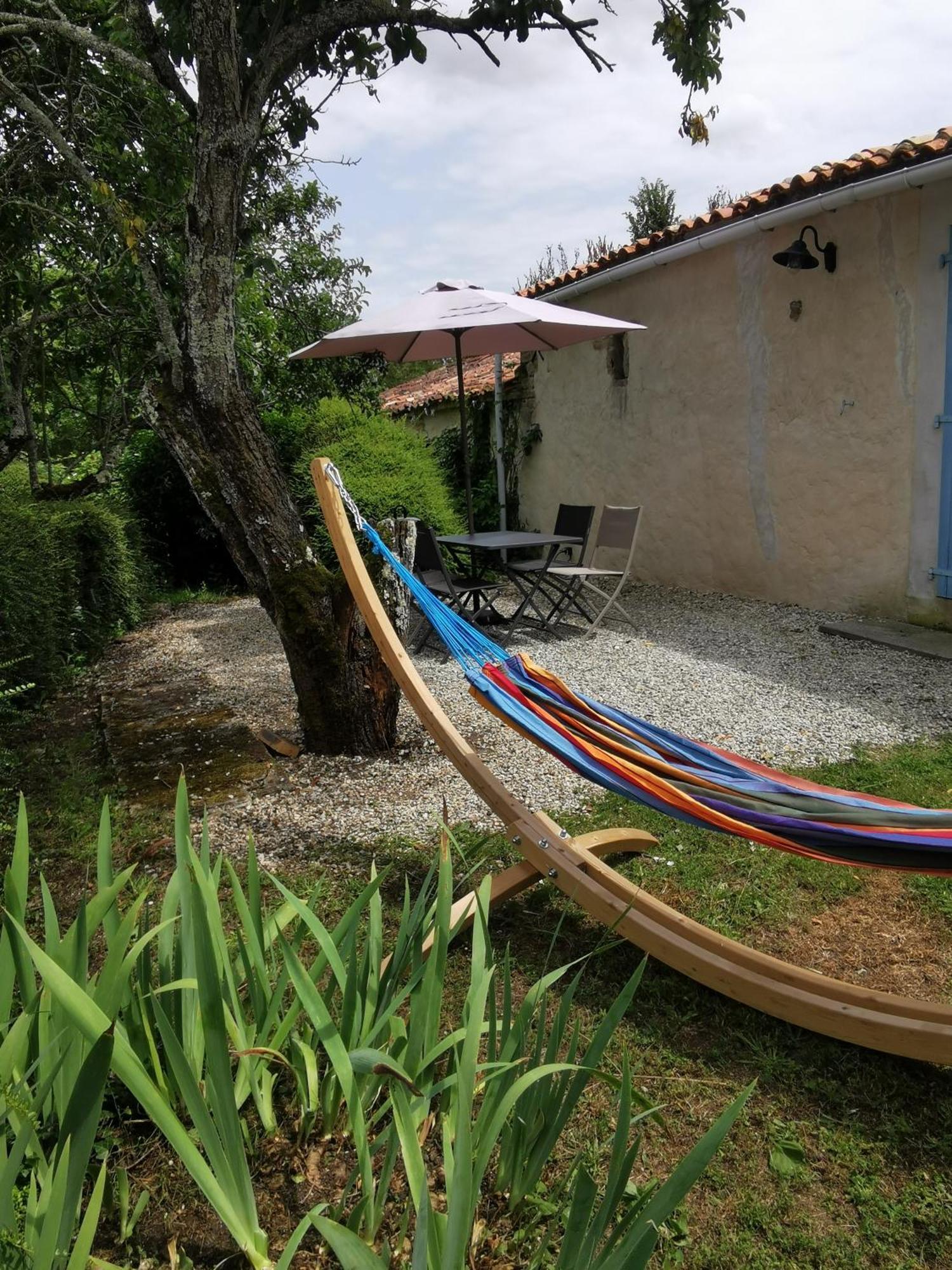L'Enclos Bleu, Gite - Marais Poitevin Avec Piscine Chauffee Chaille-Les-Marais Экстерьер фото