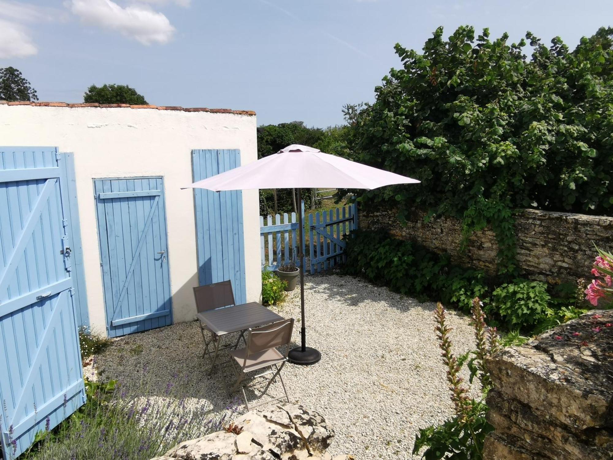L'Enclos Bleu, Gite - Marais Poitevin Avec Piscine Chauffee Chaille-Les-Marais Экстерьер фото