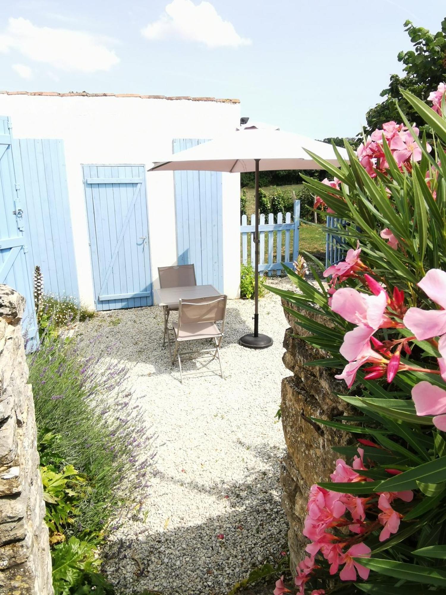 L'Enclos Bleu, Gite - Marais Poitevin Avec Piscine Chauffee Chaille-Les-Marais Экстерьер фото